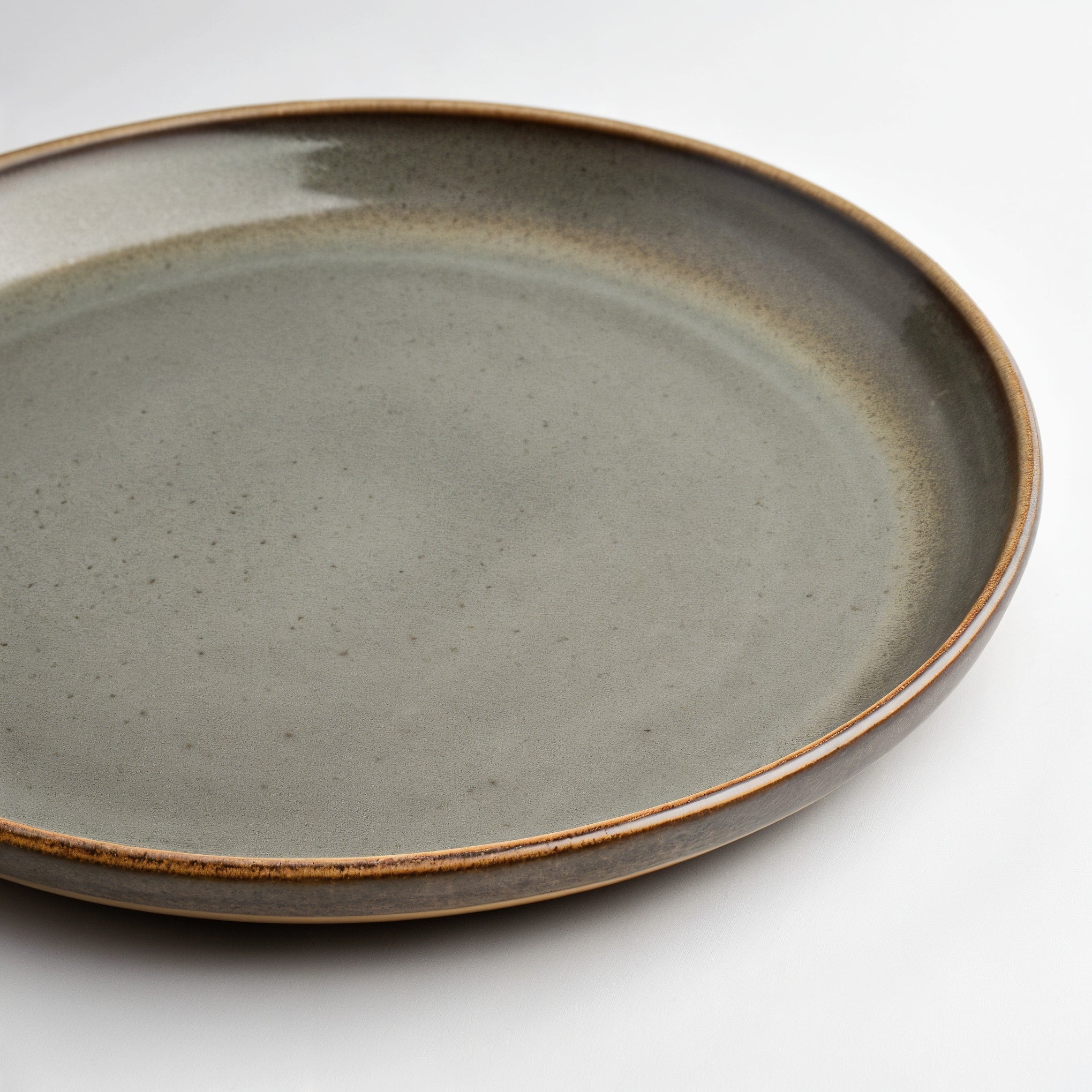 Remoxila Smoky Grey Plate — three-quarter angled view showing full top face and rim