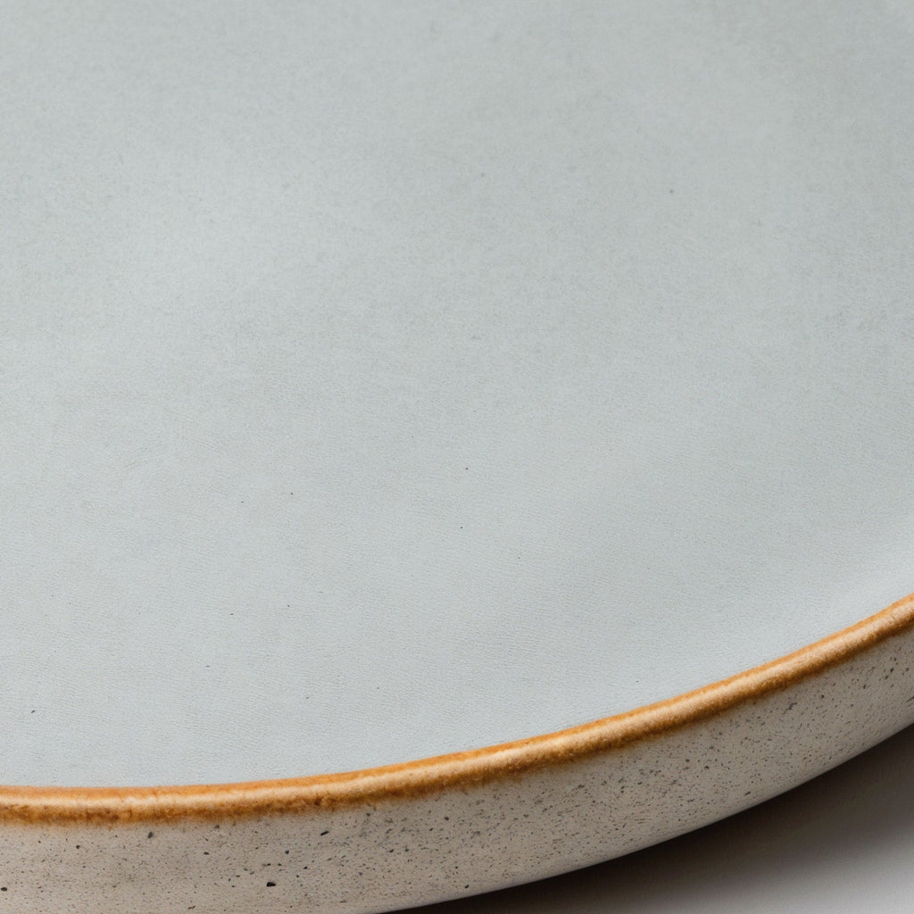 Remoxila Minimalist Grey Plate — close-up of the raised rim and glaze pooling