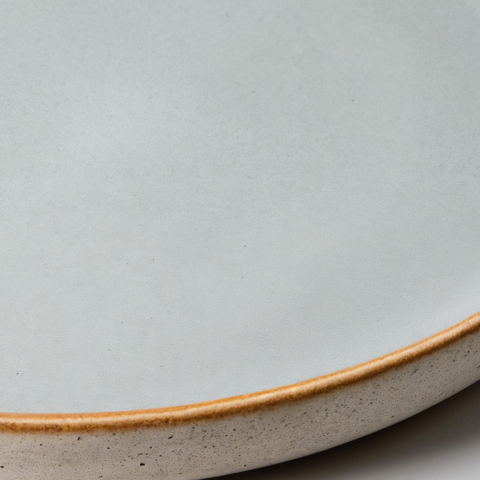 Remoxila Minimalist Grey Plate — close-up of the raised rim and glaze pooling