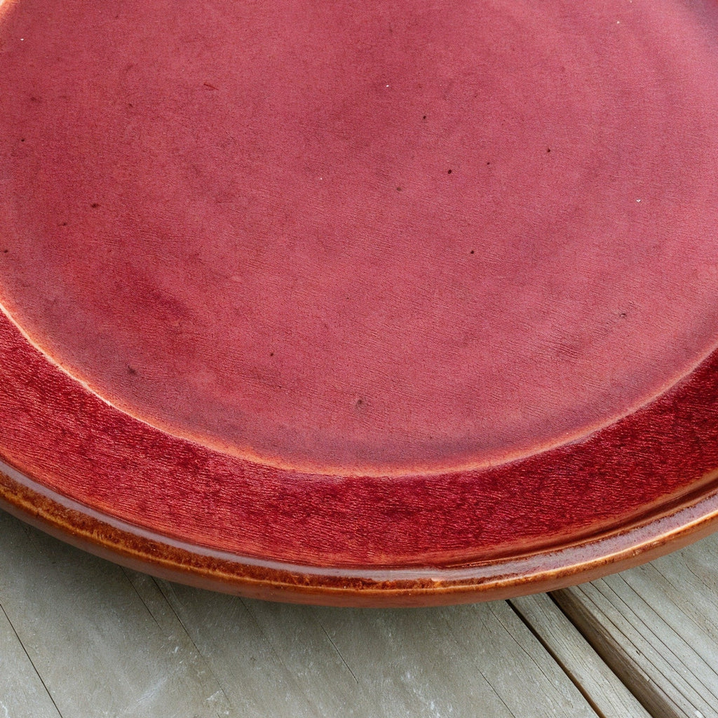Remoxila Crimson Red Plate — macro close-up of raised rim and glaze pooling