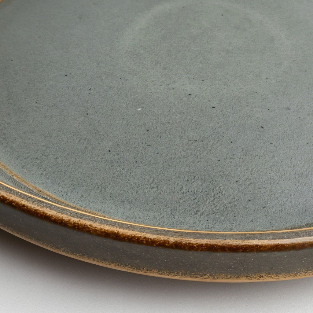 Remoxila Stormy Grey Plate — macro close-up of rim showing glaze pooling