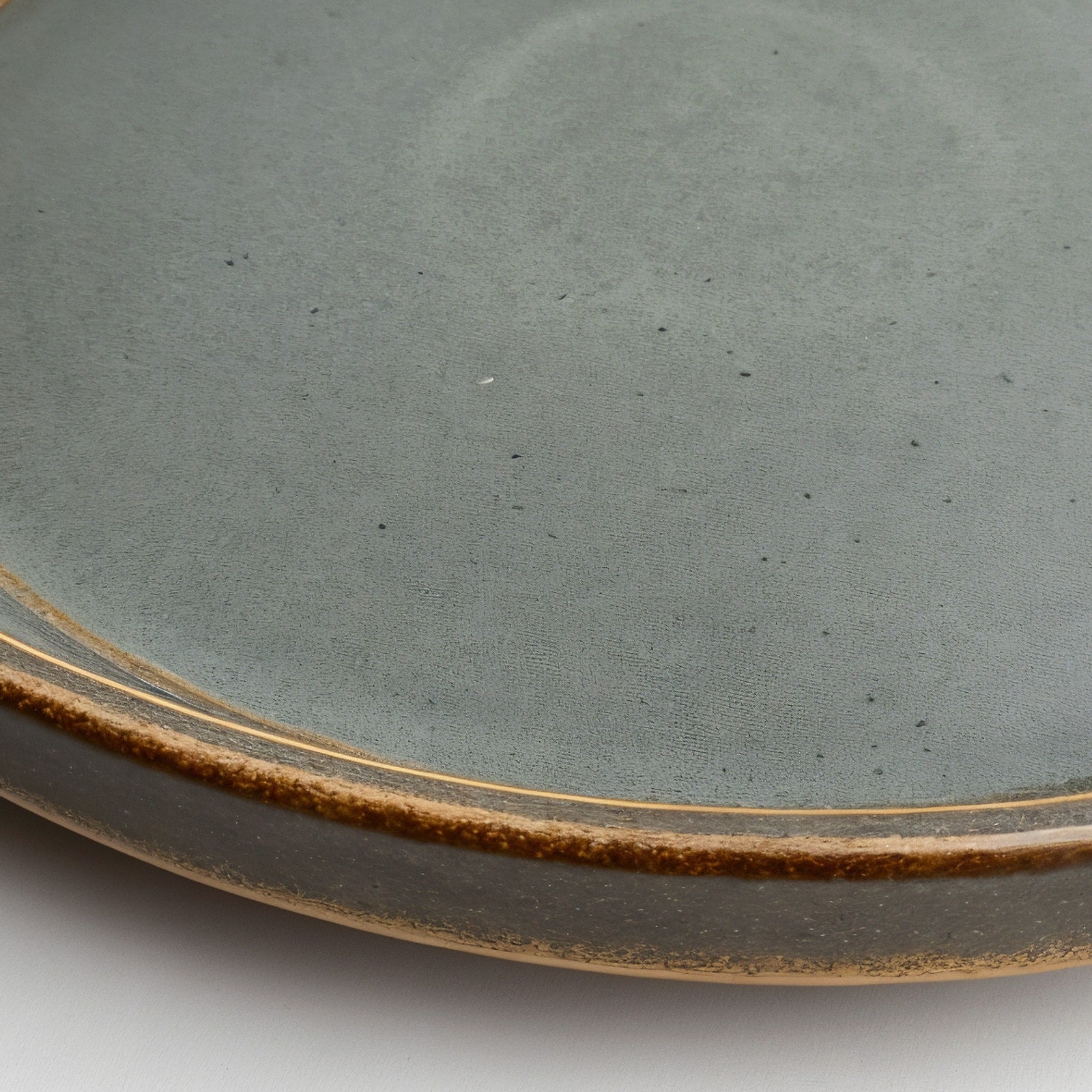 Remoxila Stormy Grey Plate — macro close-up of rim showing glaze pooling