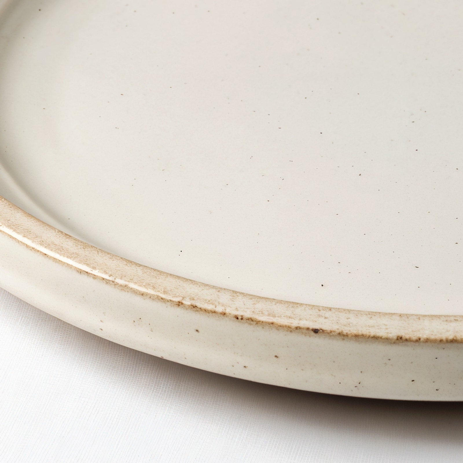 Remoxila Pure White Stoneware Plate — macro detail of raised rim