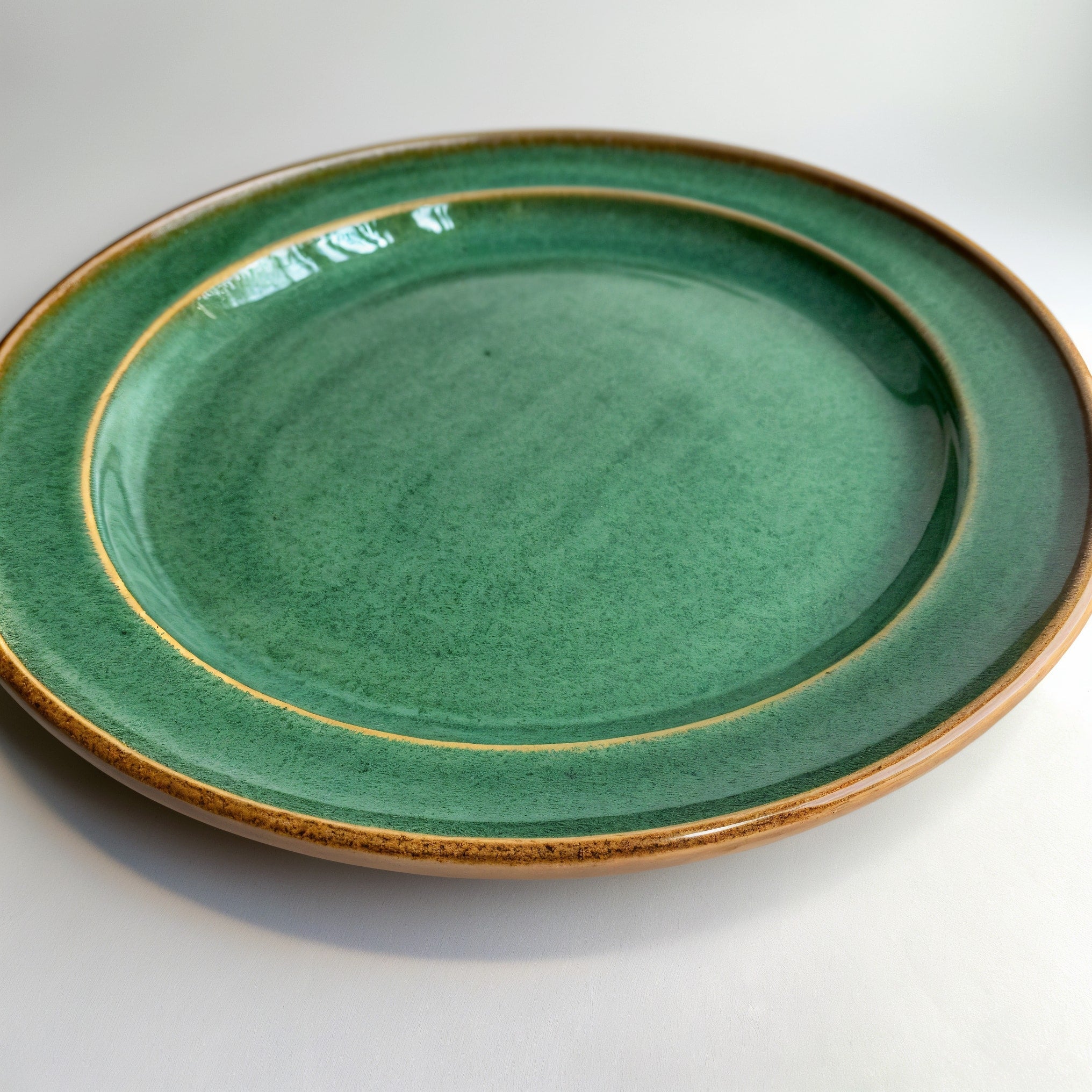 Remoxila Emerald Green Plate — Three-quarter angled view showing full top face and glaze