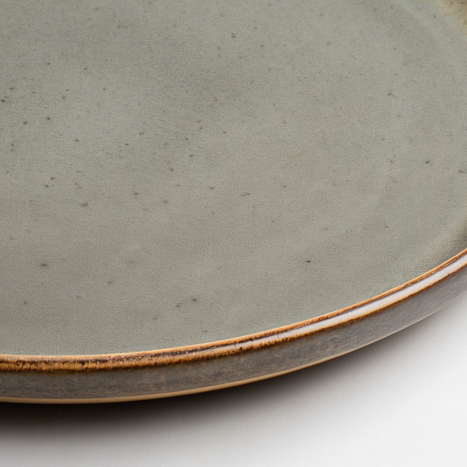 Remoxila Smoky Grey Plate — close-up of the raised rim and edge detail
