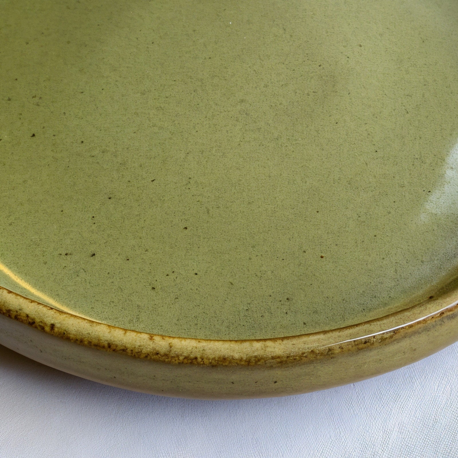 Remoxila Olive Green Plate — close-up of the raised rim and glaze pooling