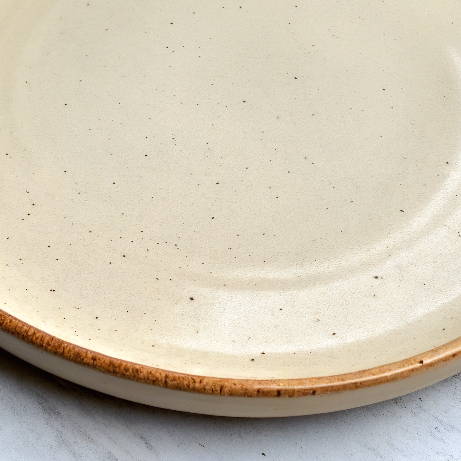 Remoxila Ivory Cream Plate — Macro detail of raised rim and glaze pooling