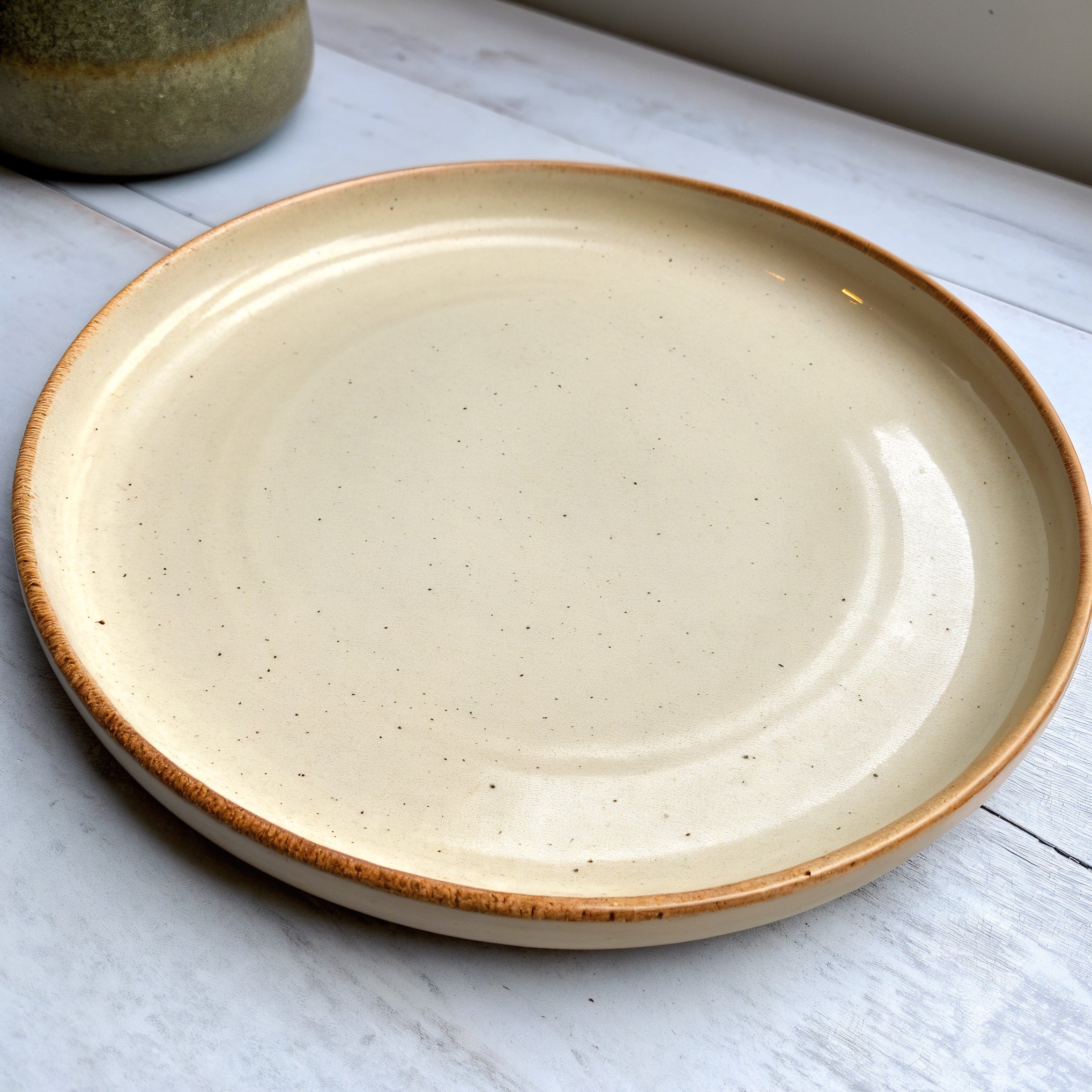 Remoxila Ivory Cream Plate — Hero front view of stoneware plate with matte finish