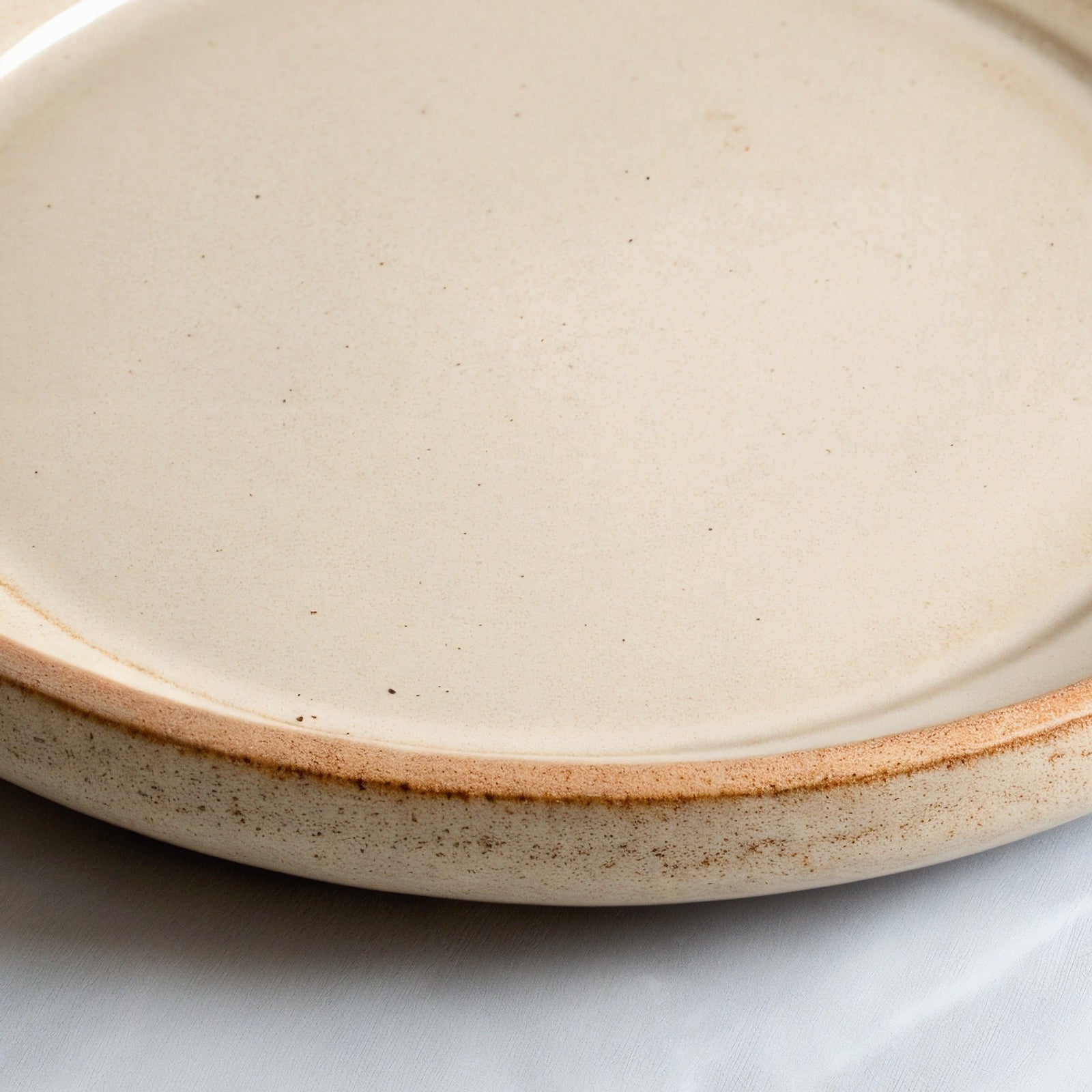 Remoxila Soft Beige Plate — close-up of raised rim and glaze pooling