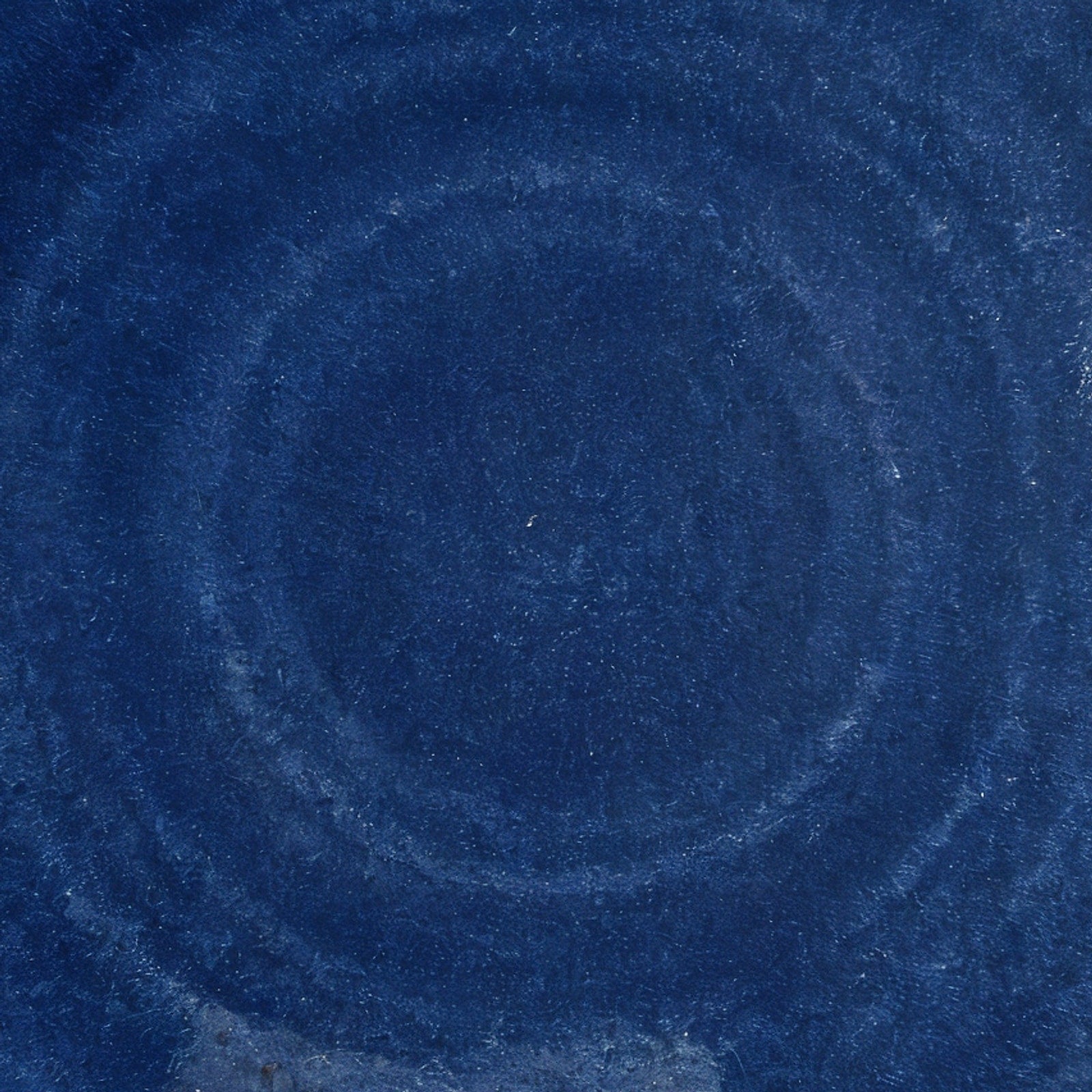 Remoxila Midnight Blue Plate — macro detail of glaze surface texture