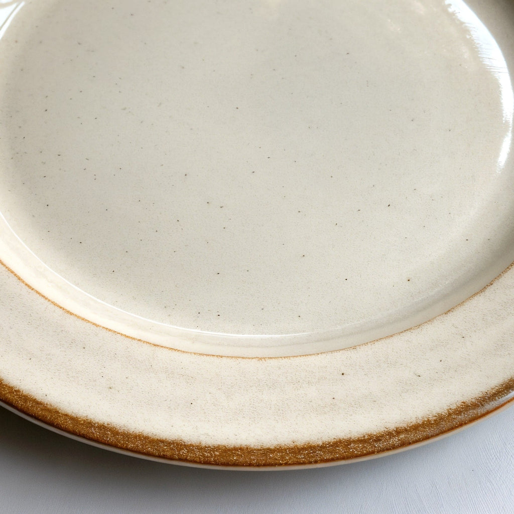Remoxila Pearl White Plate — macro close-up of the raised rim and glaze pooling