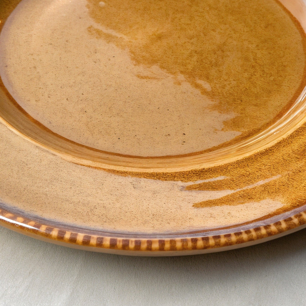 Remoxila Warm Honey Plate — macro close-up of raised rim and glaze pooling