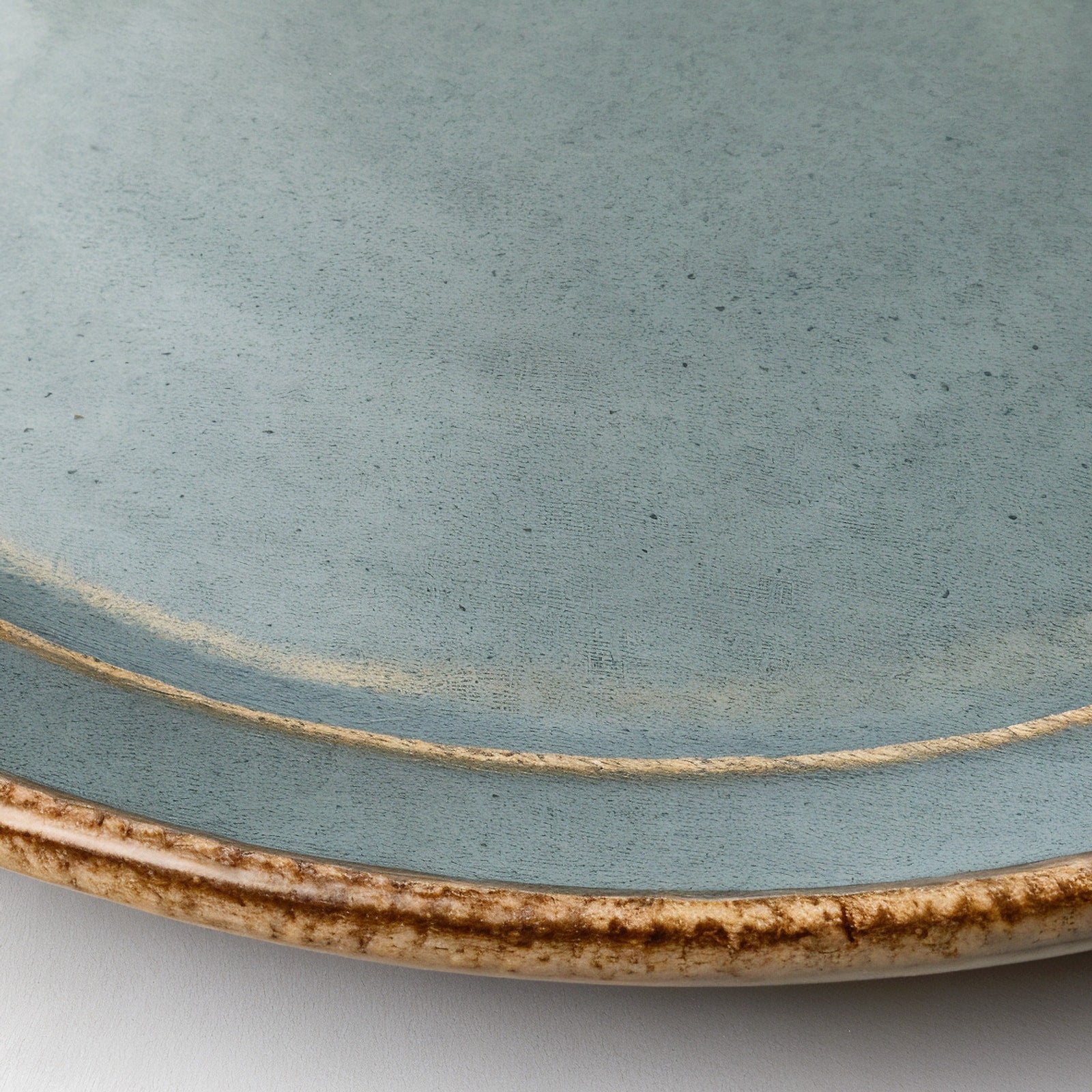 Remoxila Cool Grey Plate — macro rim detail showing raised edge and glaze pooling