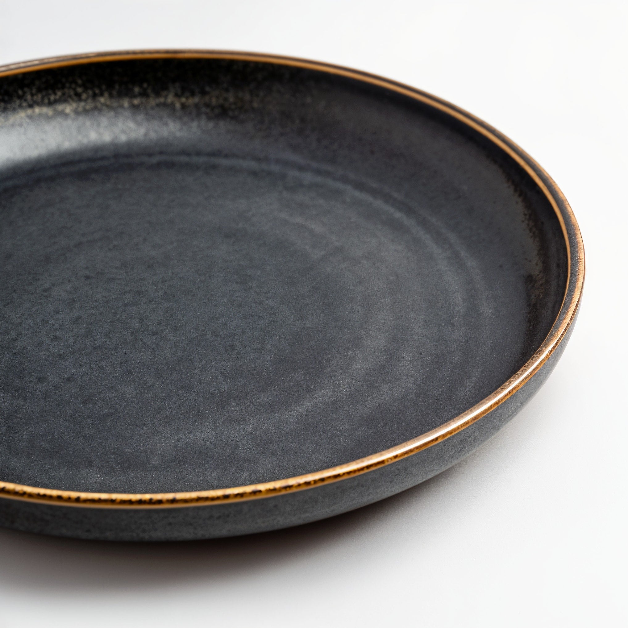 Remoxila Velvet Black Plate — three-quarter angled view showing full top face and rim