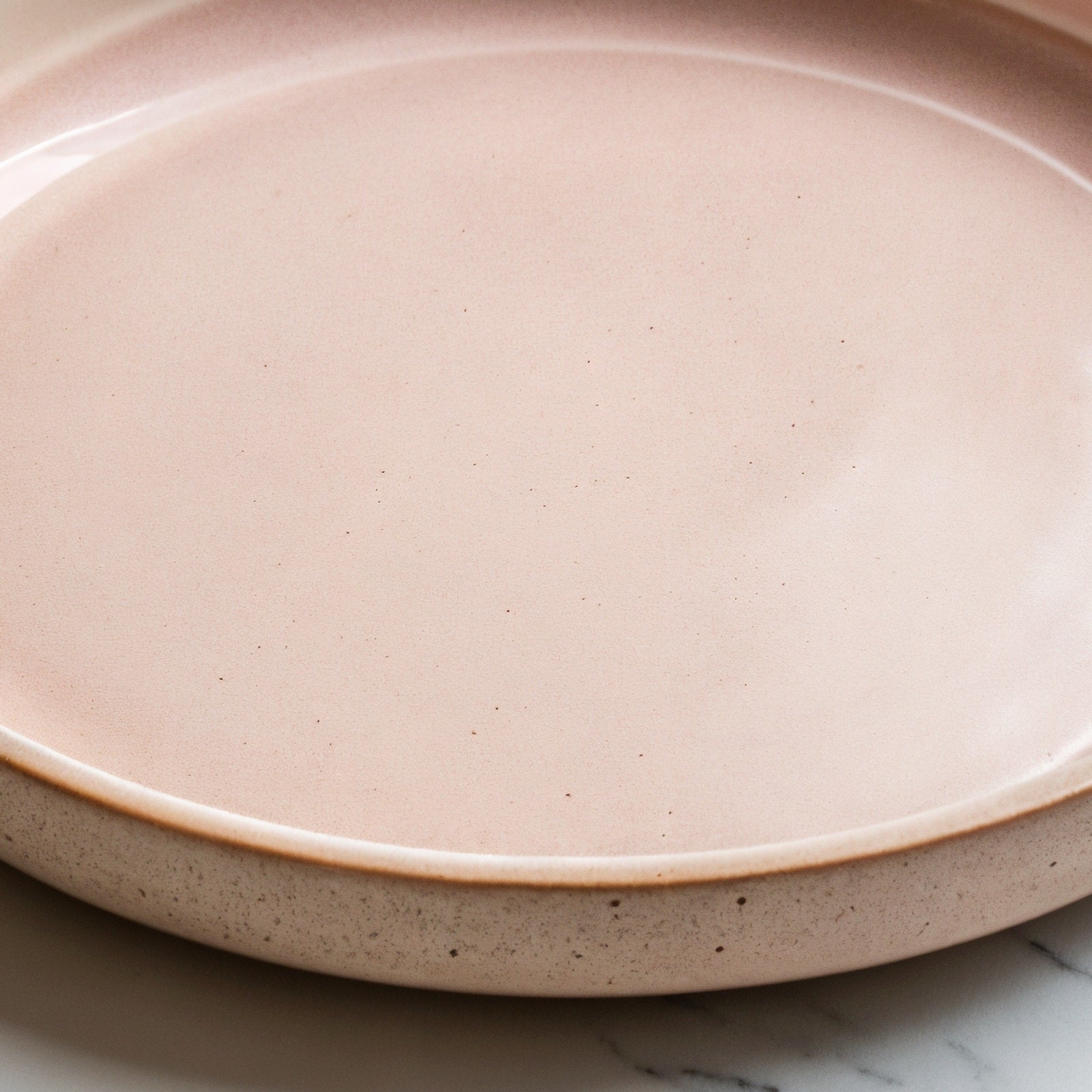 Remoxila Pale Pink Plate — macro close-up of the plate's raised rim and glaze pooling