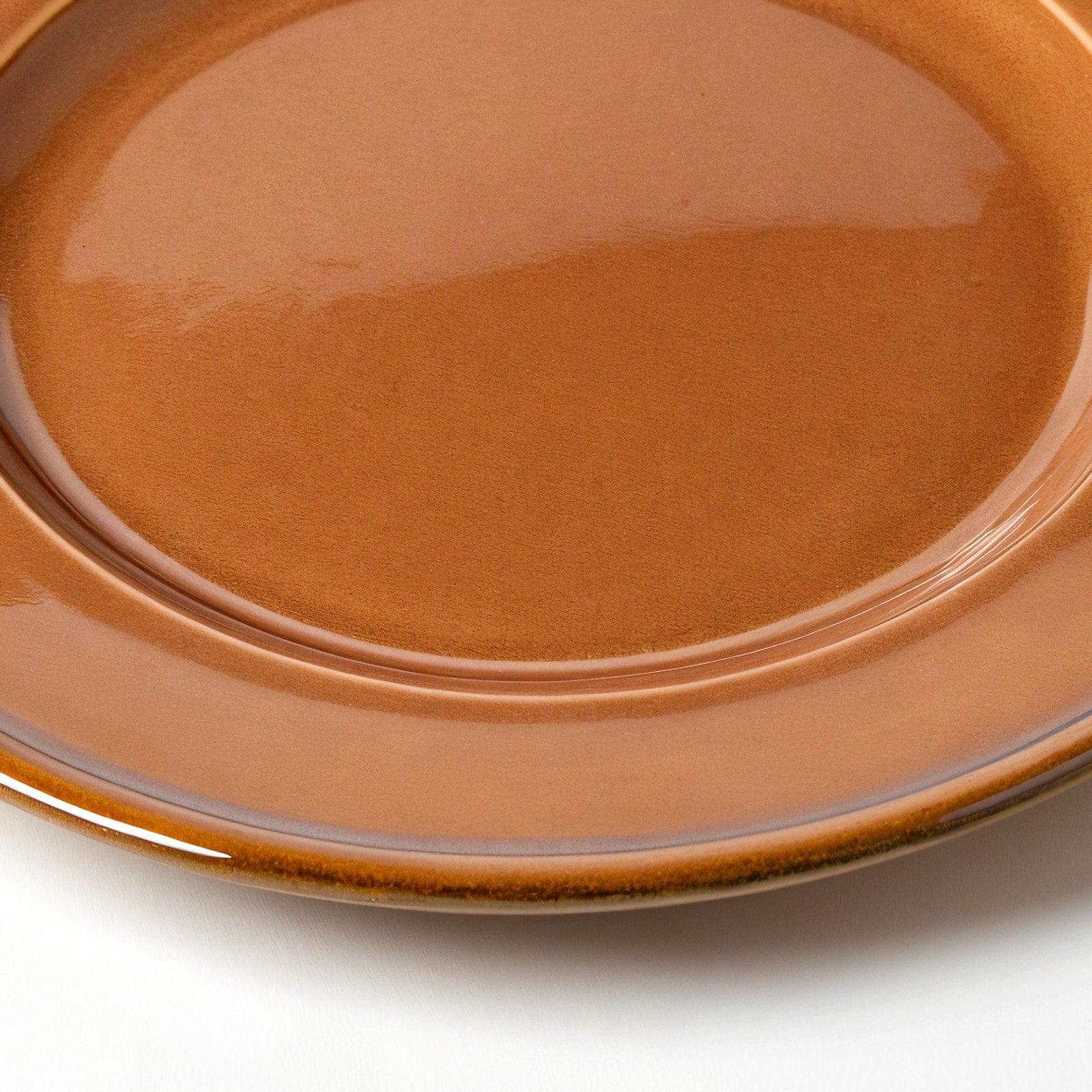 Remoxila Glossy Sandstone Plate — close-up of the raised rim showing glaze pooling and edge profile