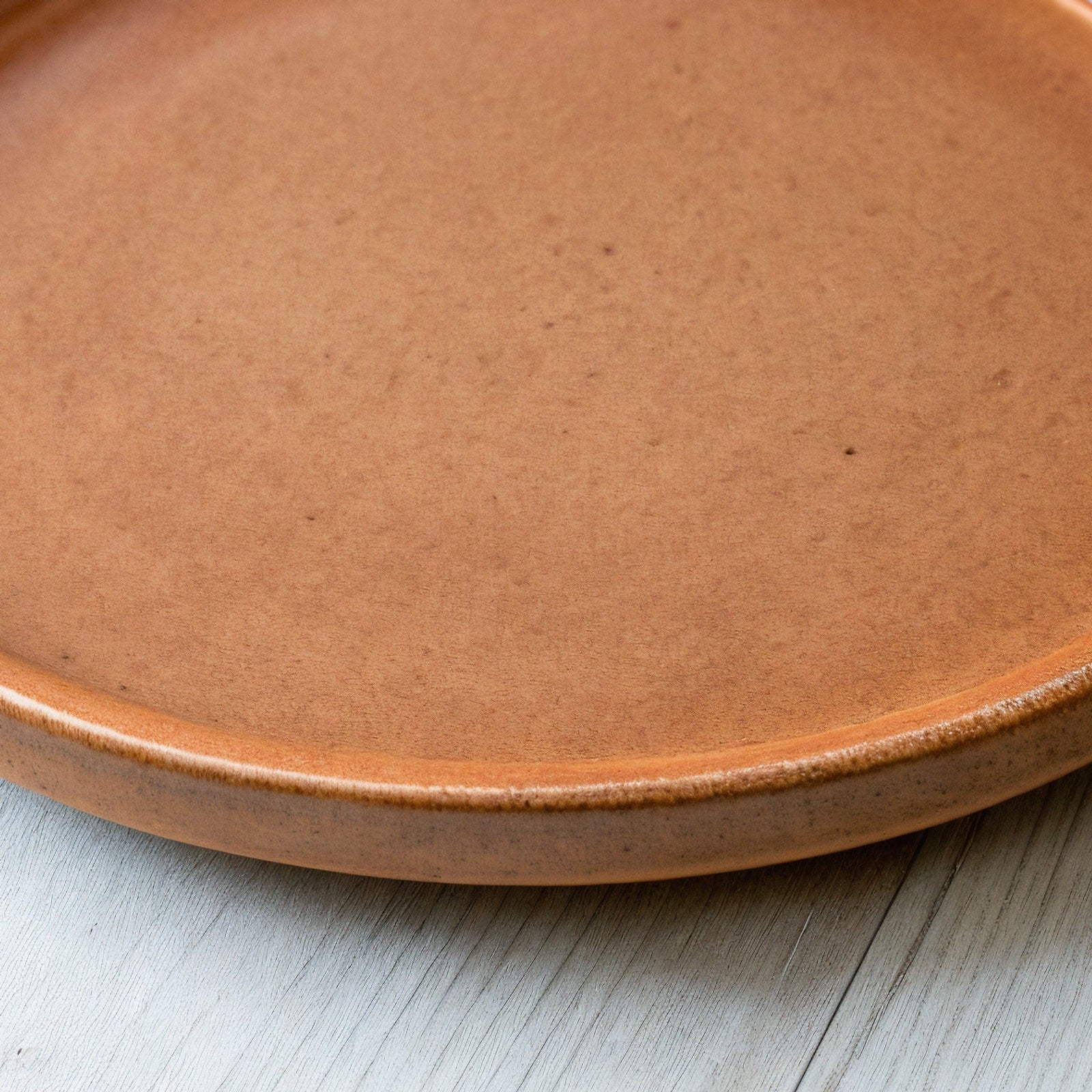 Remoxila Rustic Terracotta Plate — macro close-up of the raised rim and glaze pooling