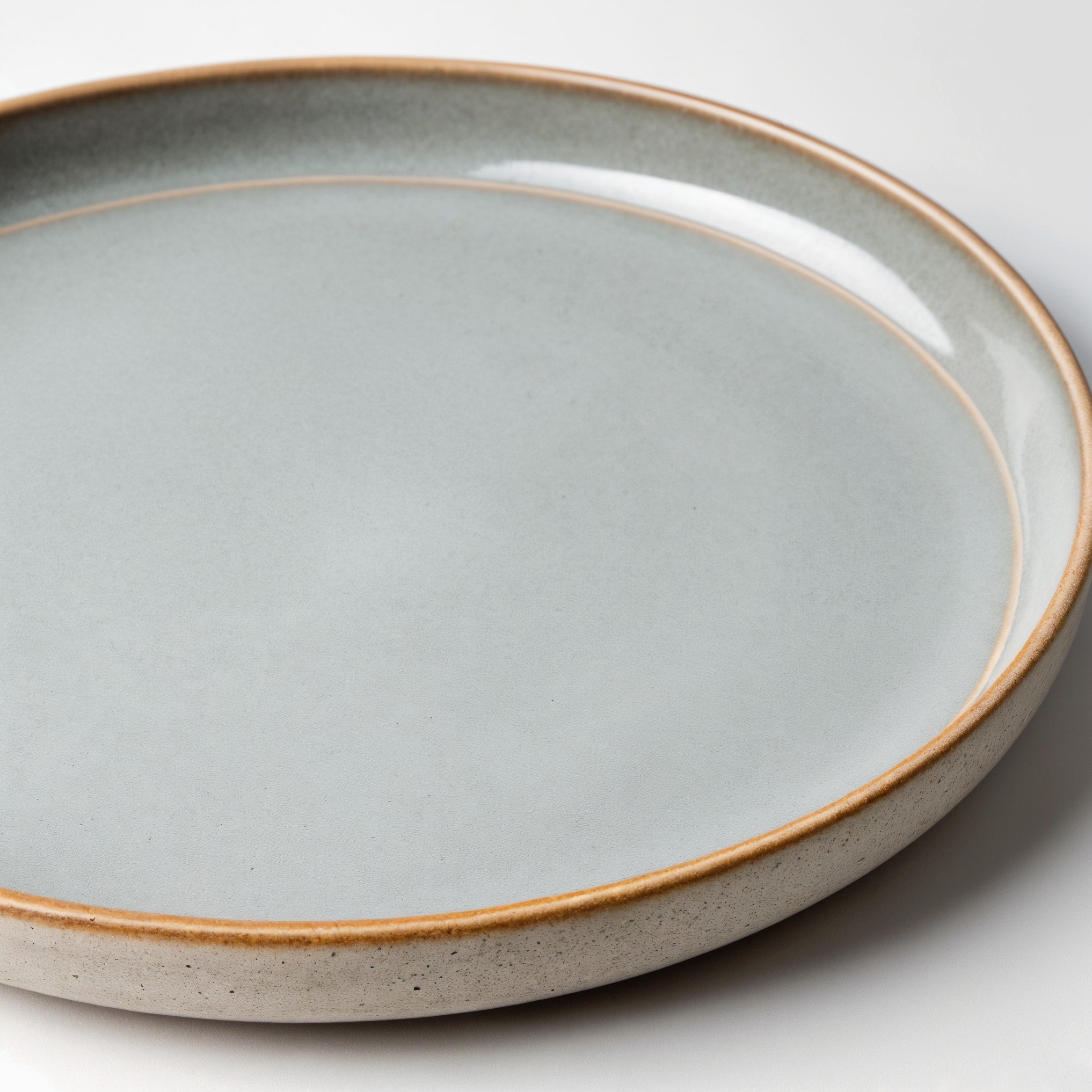 Remoxila Minimalist Grey Plate — three-quarter angled view showing full top face and raised rim