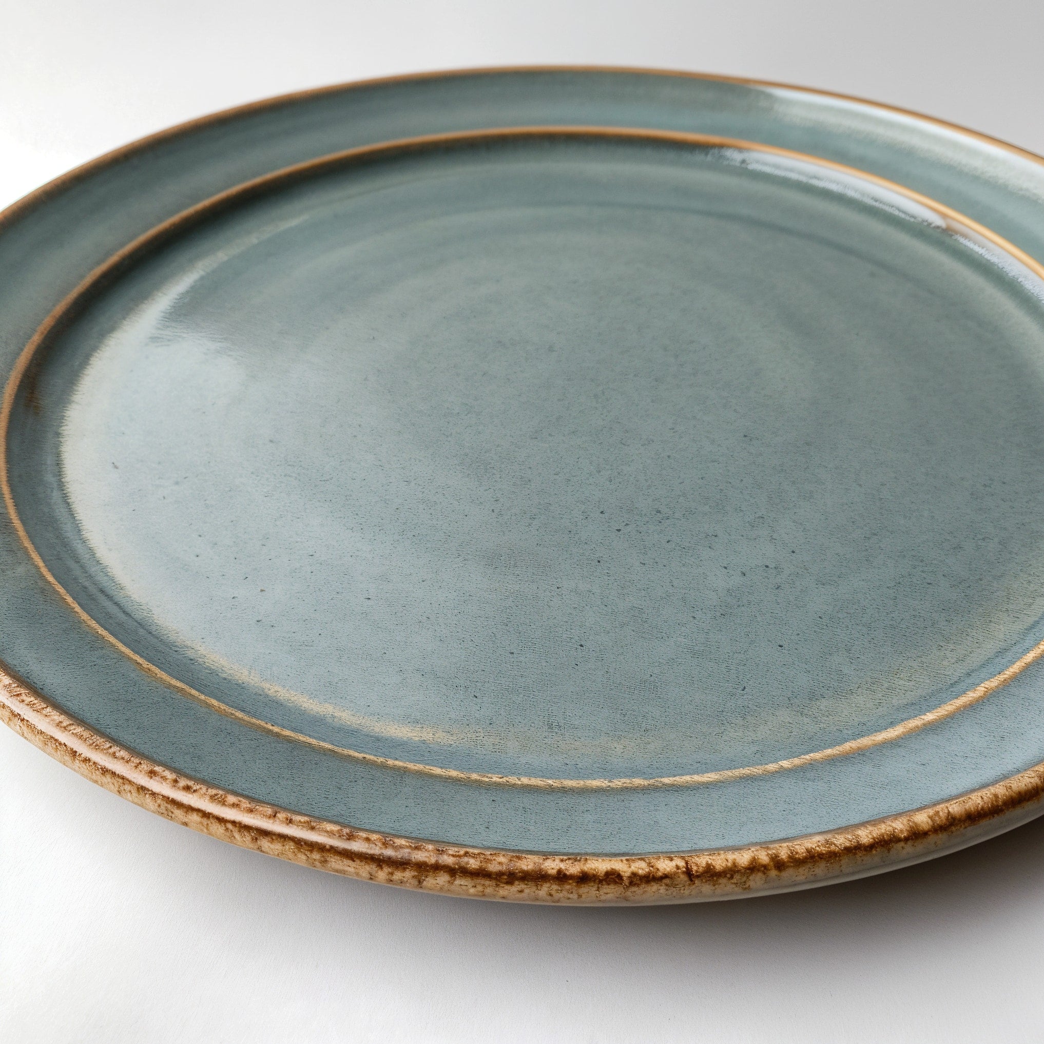 Remoxila Cool Grey Plate — hero front view showing full top face and raised rim