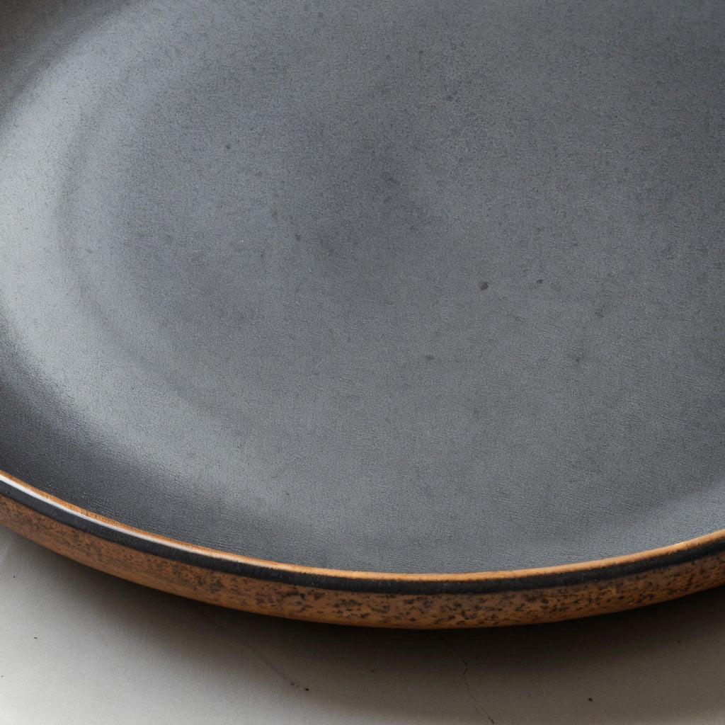 Remoxila Charcoal Black Stoneware Plate — macro close-up of the raised rim and glaze pooling