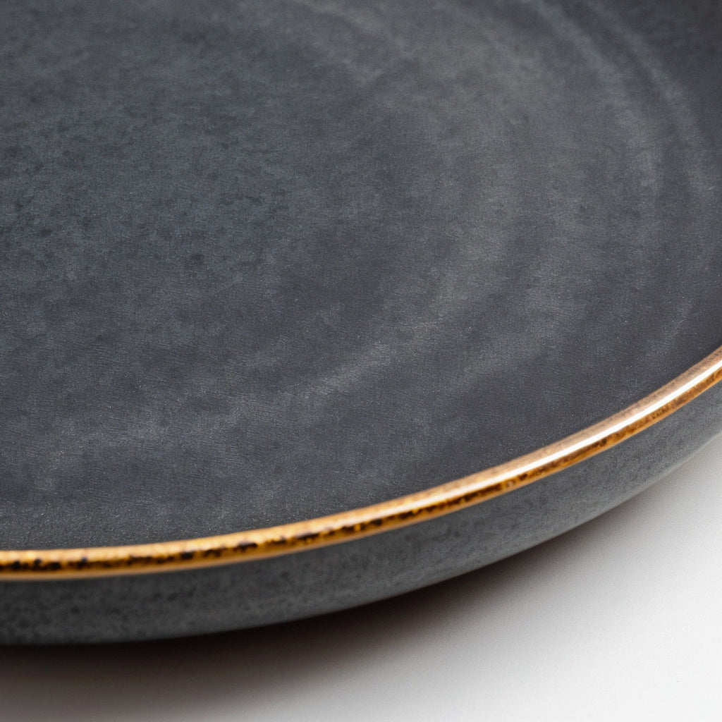 Remoxila Velvet Black Plate — macro close-up of the raised rim and glaze pooling