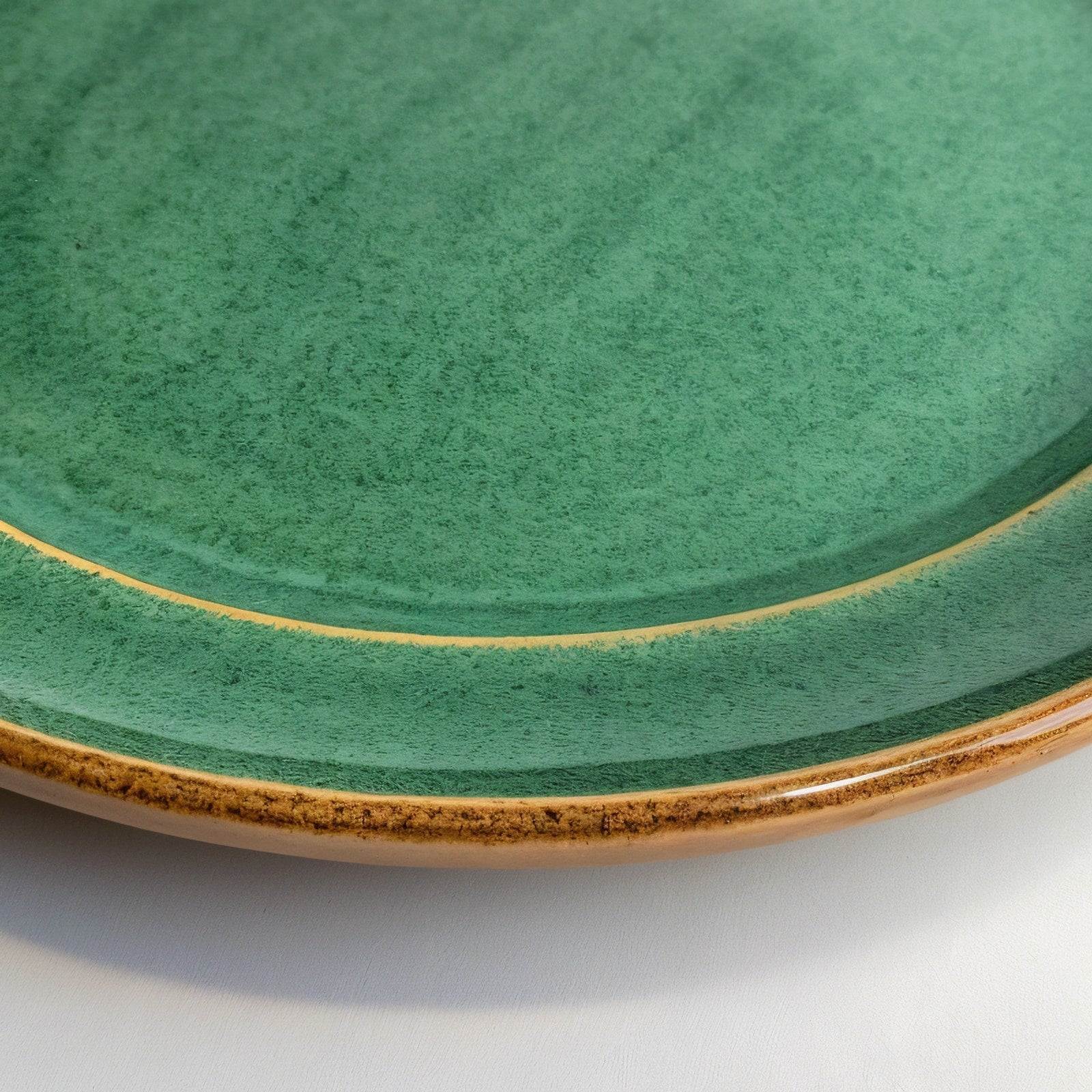 Remoxila Emerald Green Plate — Macro detail of raised rim and glaze pooling