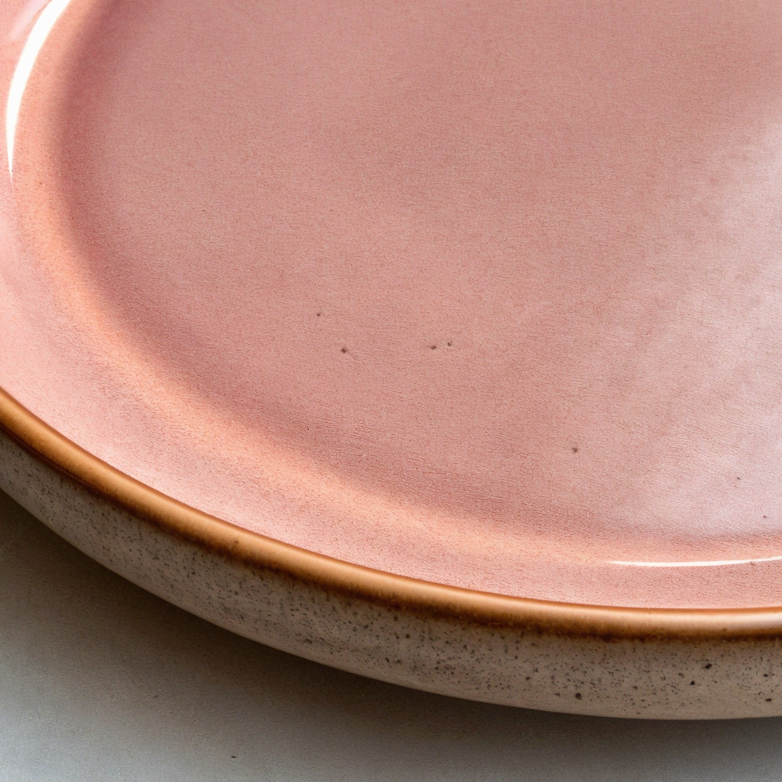 Remoxila Dusky Rose Plate — close-up of the raised rim and glaze pooling