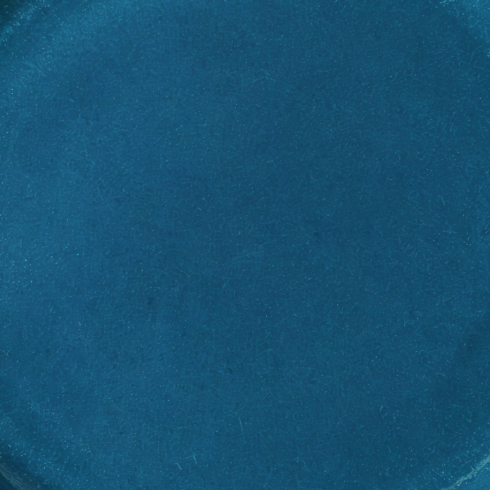 Remoxila Deep Ocean Plate — macro close-up of glaze surface texture