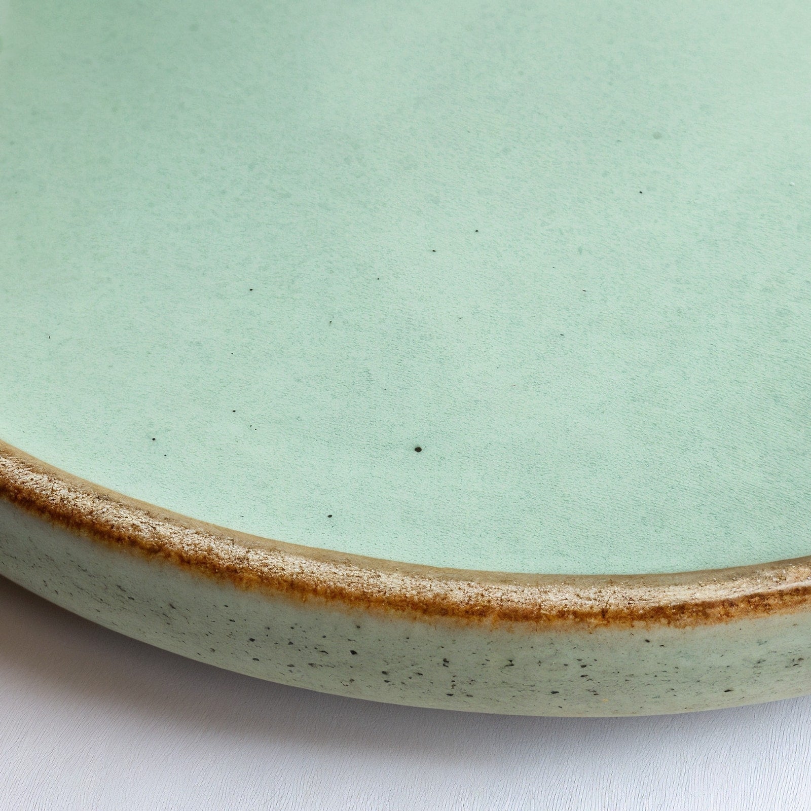 Remoxila Soft Mint Plate — macro close-up of the raised rim and glaze pooling